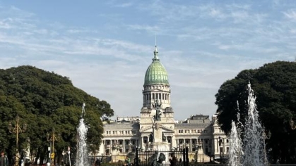 picture of a classical government building with a green dome